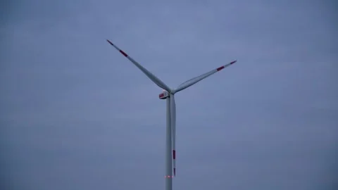 Wind Turbine Showcasing Modern Technology In Harmony With Nature Vidéo 296779222