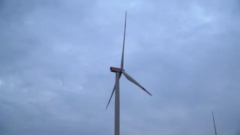 Wind Turbine Showcasing Modern Technology In Harmony With Nature Vidéo 296779395