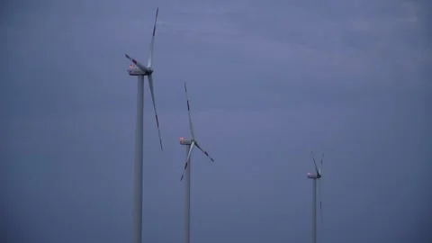 Wind Turbine Showcasing Modern Technology In Harmony With Nature Vidéo 296779820