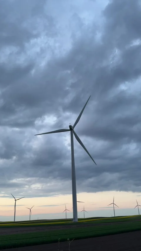 Wind Turbine Silhouette at Dramatic Sunset Sky Vídeo Stock 335811259