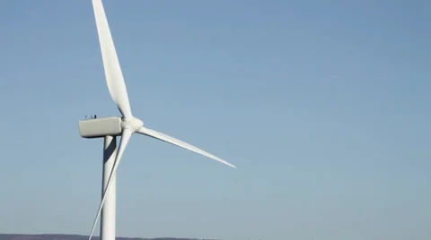 Wind turbine slowly turning on a clear Washington fall morning Stockbeeldmateriaal 32244887