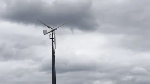 Wind turbine spinning in cloudy sky Vidéo 340479258
