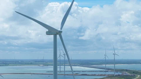Wind turbine spinning with the Eastern Scheldt storm surge barrier 库存影片 338127510