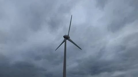 Wind turbine spinning vertical view 4k 库存影片 277599692