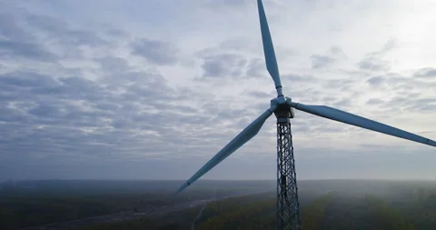 Wind turbine with a static propeller in a rural wooded area. Vídeo Stock 167115274