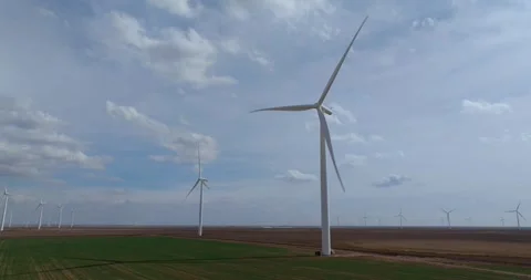 Wind Turbines Against Cloudy Sky Over Texas Wind Farm Aerial View Vidéo 334711225