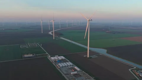 Wind turbines and battery storage system creating sustainable energy Stockbeeldmateriaal 331201457