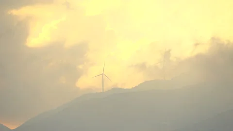 Wind turbines and moving clouds at sunrise Vídeo Stock 138382077