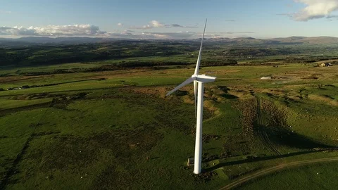 Wind Turbines back obit 動画素材 95796883