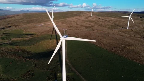 Wind Turbines close orbit 動画素材 95796953