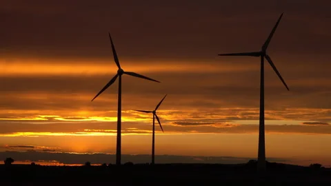 Wind turbines in the evening Vidéo 140120656