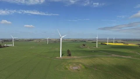 Wind turbines generating clean power in green field Foto stock
