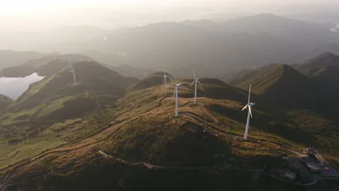 Wind turbines in the mountains Vidéo 165578433