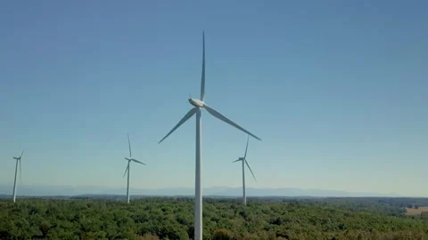Wind Turbines Over the Forest: Harnessing Renewable Energy in a Serene Landscape Vidéo 284425500