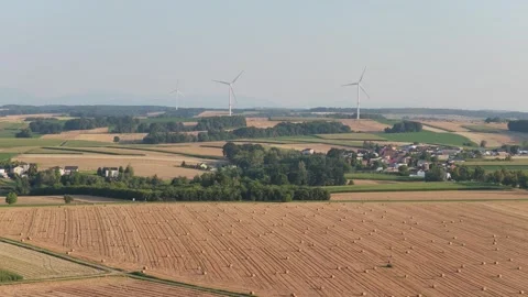 Wind turbines producing clean energy in rural landscape Vidéo 348132753
