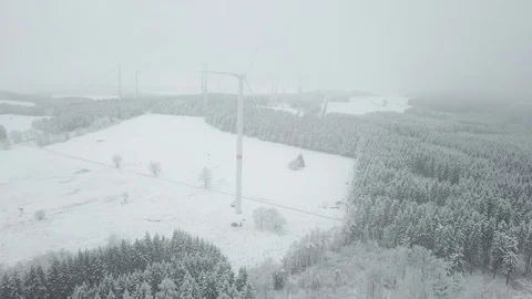 Wind turbines in a snowy winter Vidéo 82935142