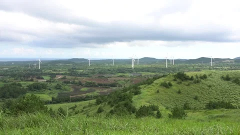 Wind turbines standing in an open field Vídeos de archivo 332769314