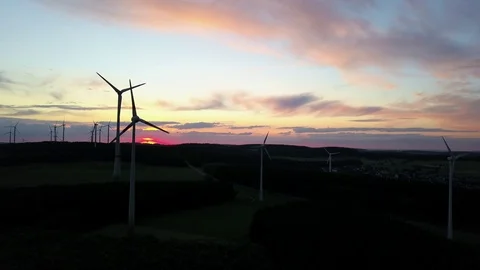 Wind turbines at sunset Vidéo 78733819