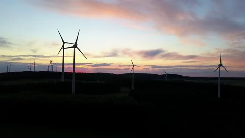 Wind turbines at sunset Vidéo 78733936