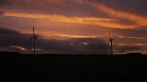 Wind Turbines at Sunset in Slow Motion Vídeo Stock 43548619