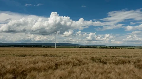 Wind Turbines under a partly cloudy sky Vídeo Stock 111140064