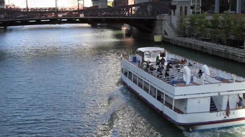Windella Boat going up Chicago River 動画素材 32255306