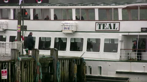 Windermere steamer MV Teal pivoting into mooring position at Bowness pier Stock Footage 46404463