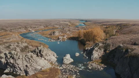 The winding bed of a rocky river Vidéo 244285446