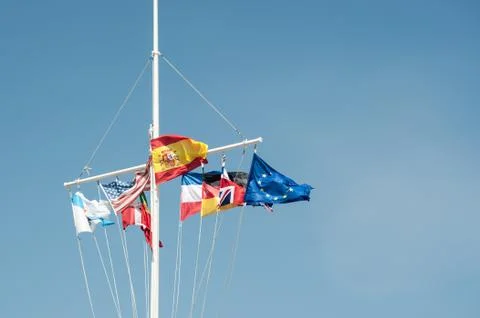 Winding country flags on a multiple pole Foto stock