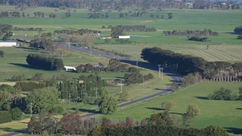 Winding country road and rolling farmland in Camperdown, Victoria, Australia. Vídeos de archivo 336033178