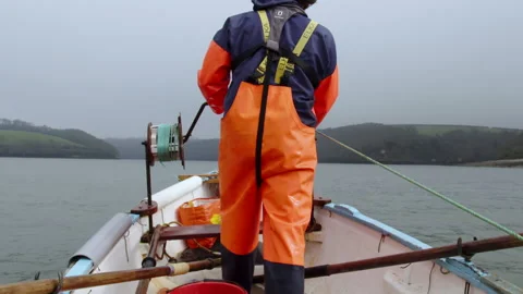 Winding in the dredge from the punt alternative angle from behind 스톡 동영상 171321319