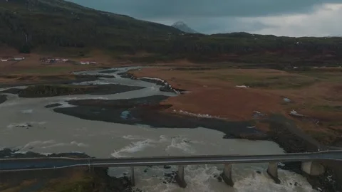 Winding glacial river patterns in Icelandic wilderness, forward motion, 4K Vídeo Stock 332657196