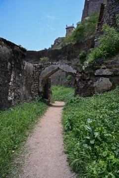 Winding Heritage Path Between Ancient Fortress Walls Leading to Historic St.. Fotos Stock