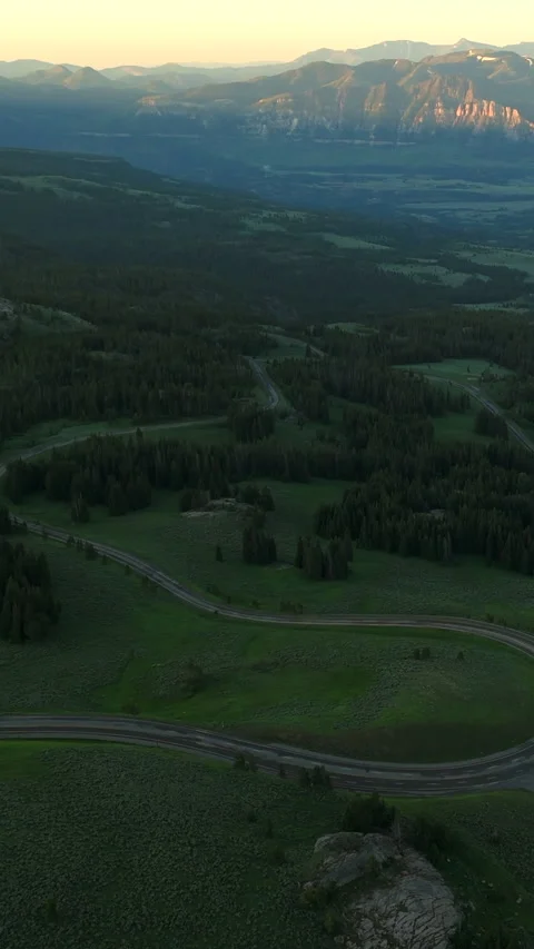 Winding Mountain Road Through Green Valley at Sunset in Montana USA. Vídeos de archivo 338257328