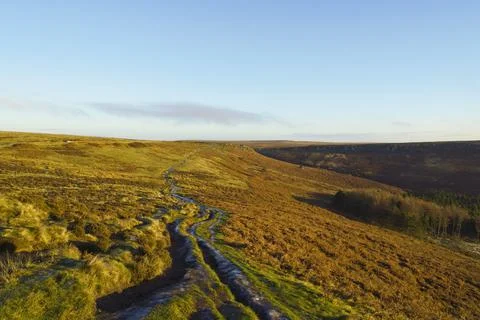 Winding path from Higger tor, across the slopes of Burbage Valley Foto stock