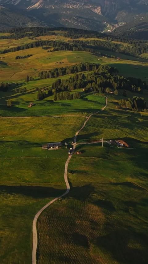 A Winding Path Through Alpe di Siusi Vídeo Stock 345994836