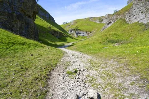 Winding path through Cave Dale Stock-Fotos