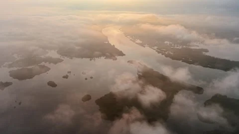 Winding river cuts through dense cloud layer Vídeos de archivo 344823466