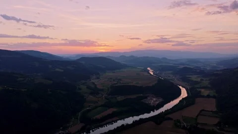 Winding river at dusk Stockbeeldmateriaal 335713503