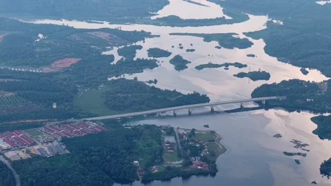 Winding river meanders through forested islands Vídeos de archivo 344816742