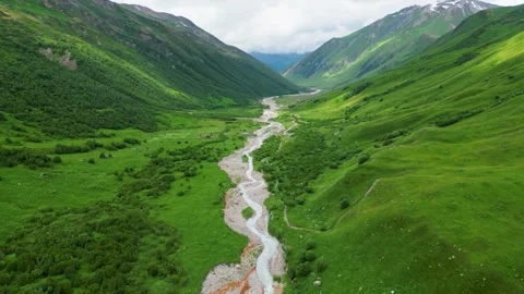 Winding River Through Verdant Mountain Valley in Georgia 動画素材 318177462