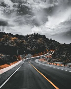 Winding Road Through a Dramatic Landscape Foto stock