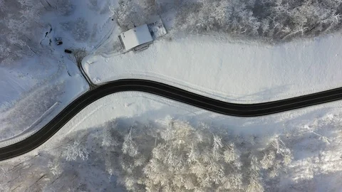 Winding road in the winter forest. White snow on the trees, Aerial photography Vidéo 100392795