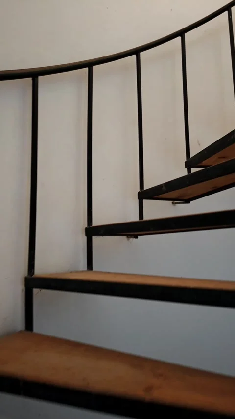 Winding staircase in an old building Vidéo 315359235
