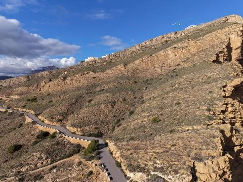Winding trail beside rough cliffs presenting expansive ocean scenery and en.. Foto stock