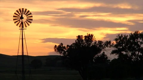 Windmill and trees at sunset Vídeo Stock 102148829