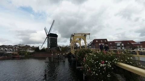 Windmill in the city of Leiden Vídeos de archivo 119335075