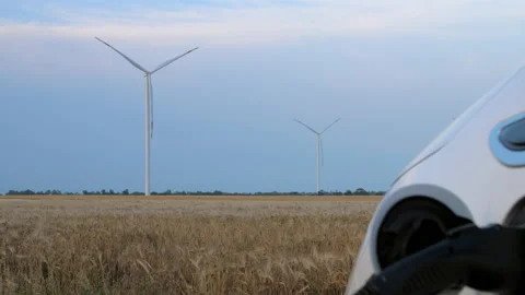 Windmill energy charges ev wind driven generators and car Vidéo 161009729