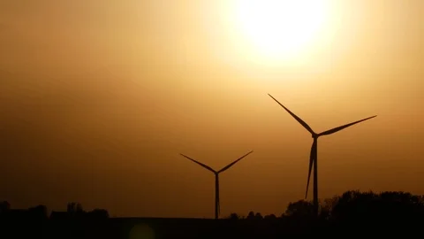 Windmill Farm During a Beautiful Sunset in Illinois 動画素材 111279272