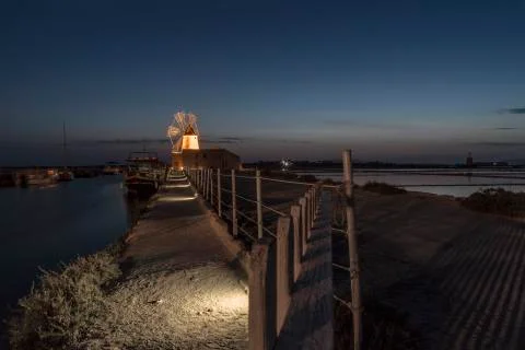 Windmill night mothya trapani sicily 库存照片